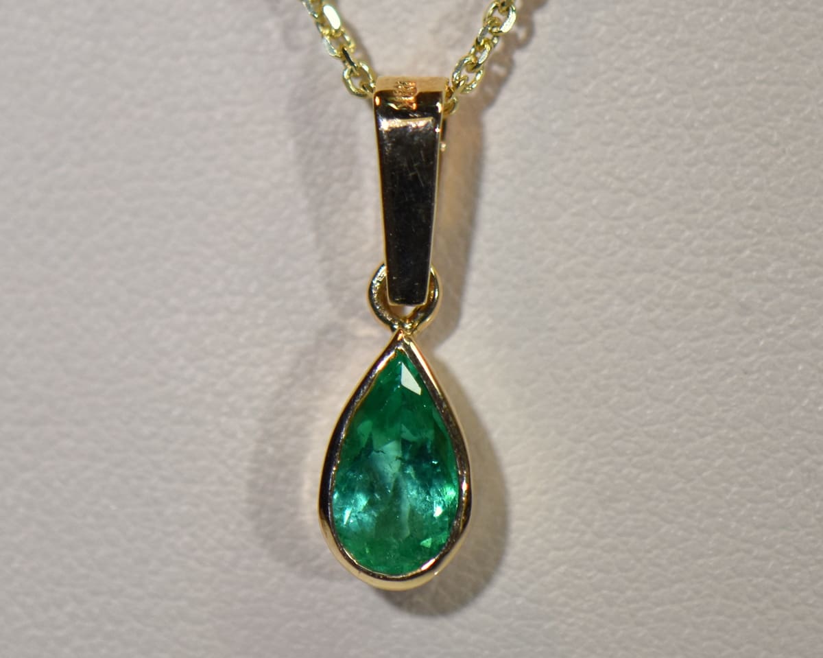 1ct pear colombian emerald pendant bezel set in 18k gold 4.JPG