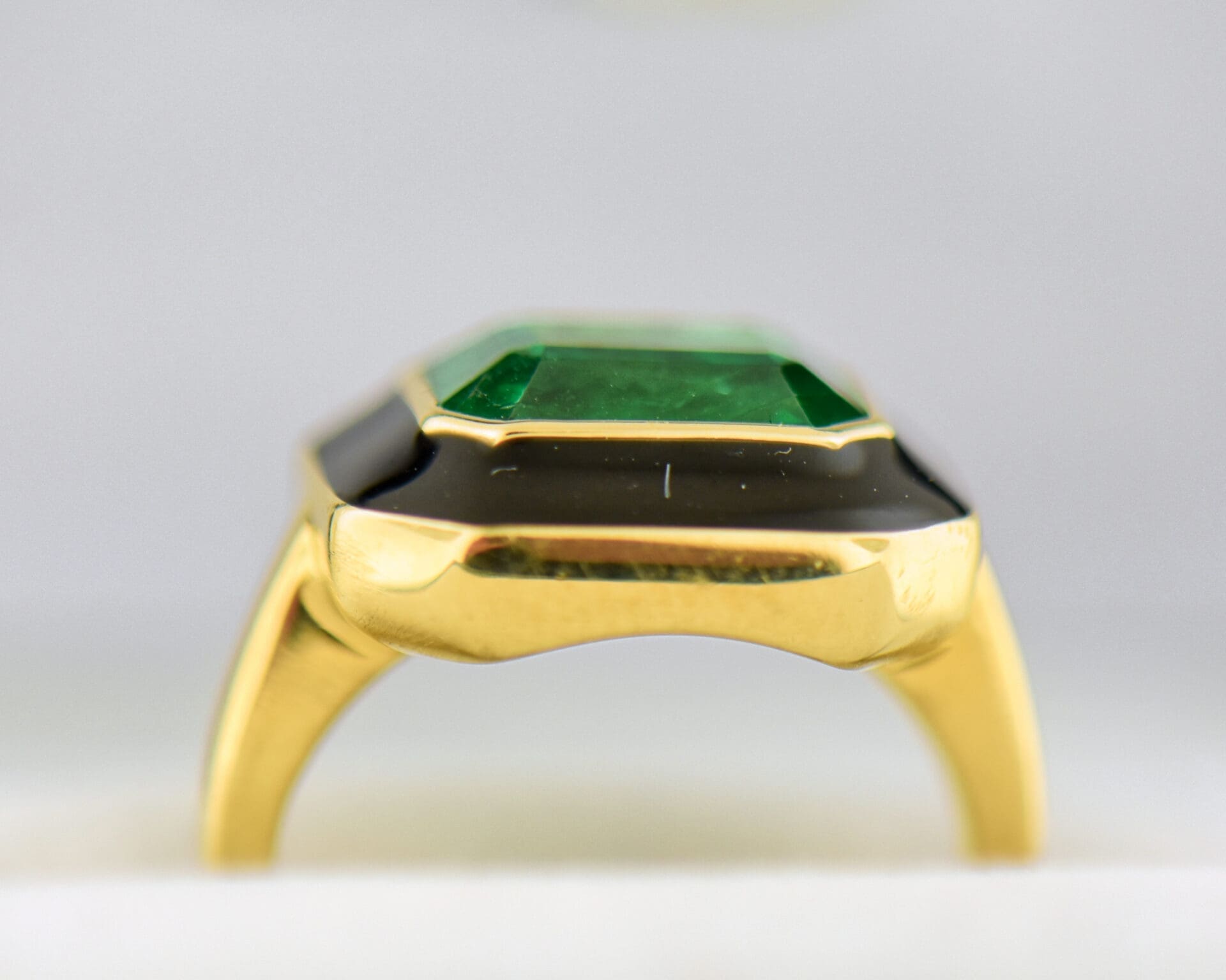 vintage 1980s bezel set ring with deep green emerald and black enamel 3