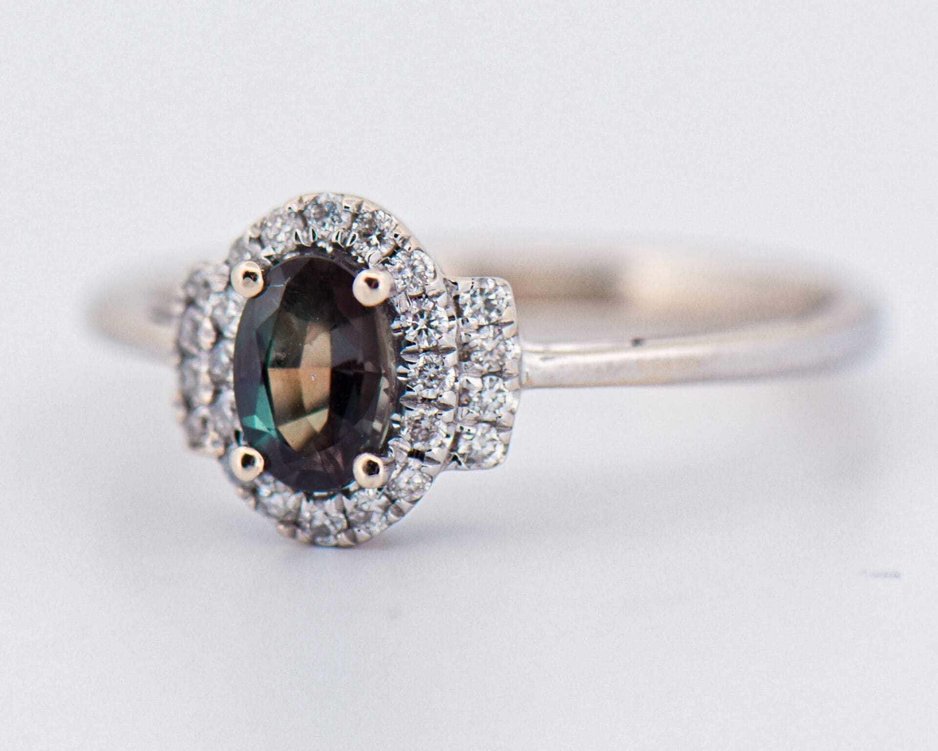 brazilian alexandrite and diamond ring with strong color change 3