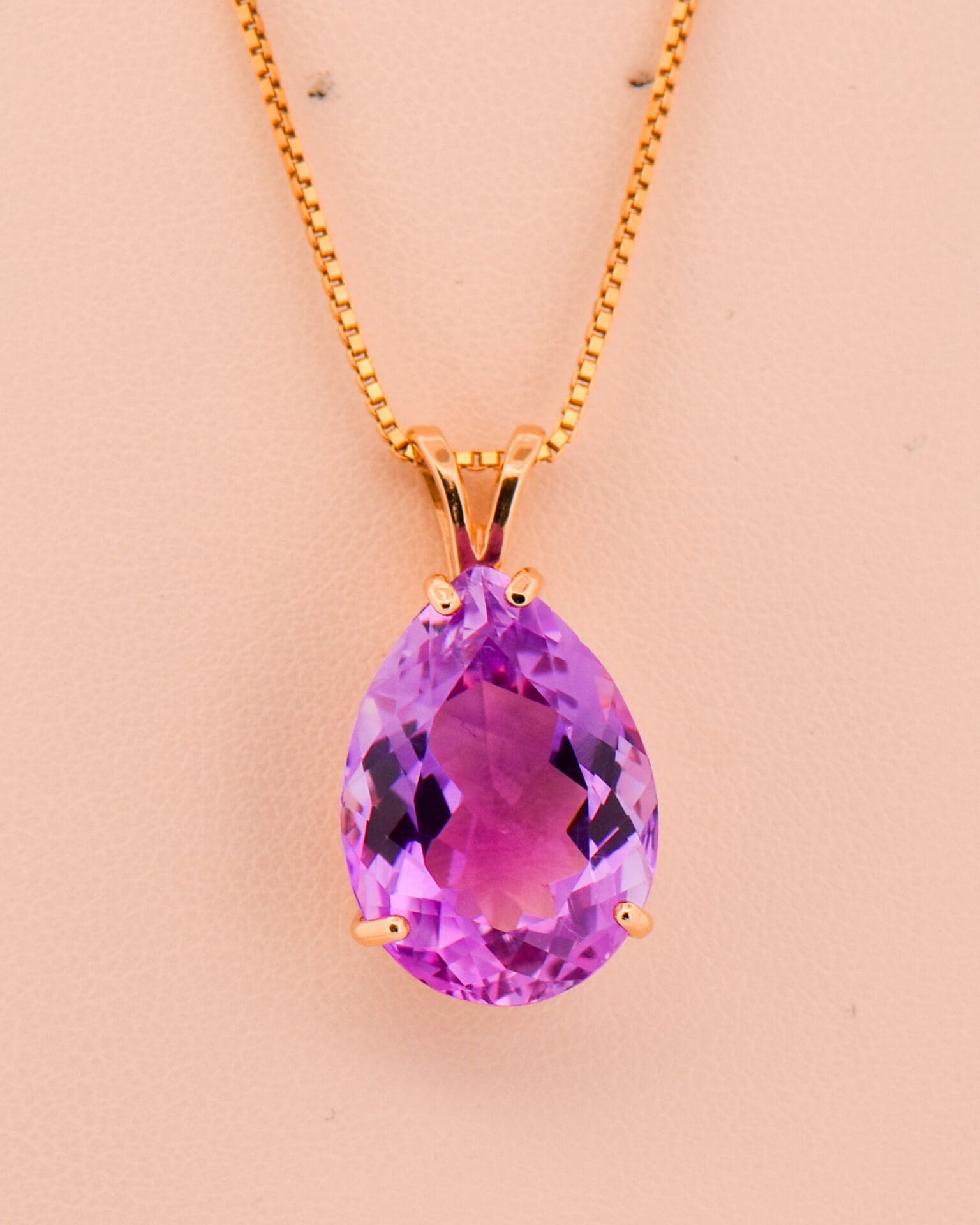 medium violet color amethyst solitaire pendant in 14k yellow gold 4