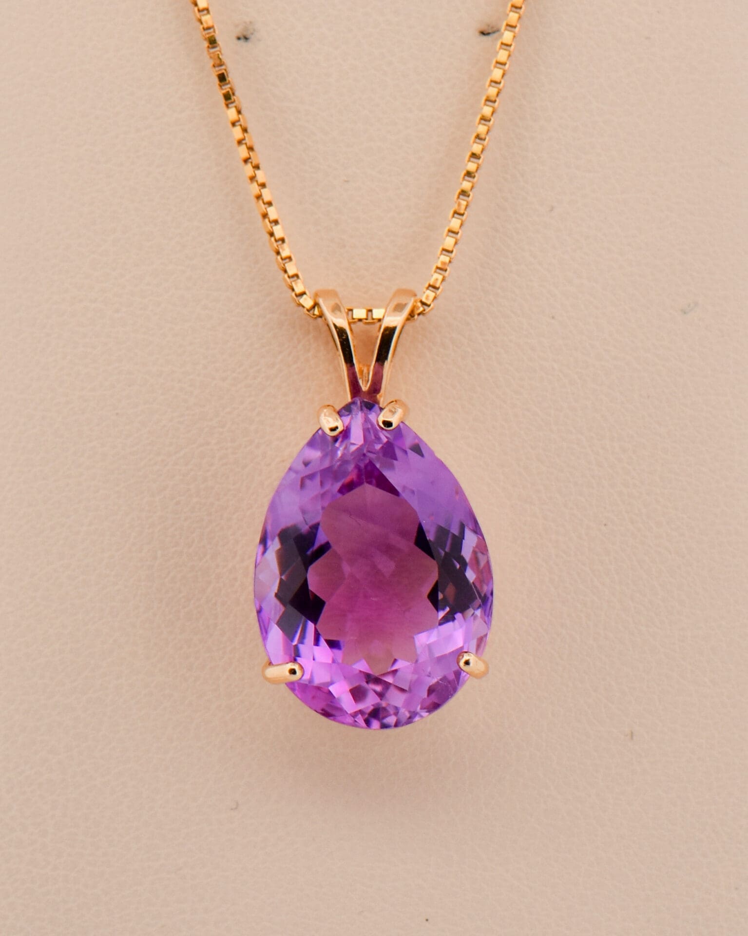medium violet color amethyst solitaire pendant in 14k yellow gold