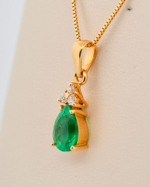 pear shape colombian emerald and diamond pendant 2