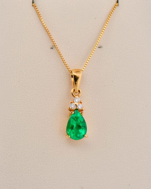 pear shape colombian emerald and diamond pendant 4